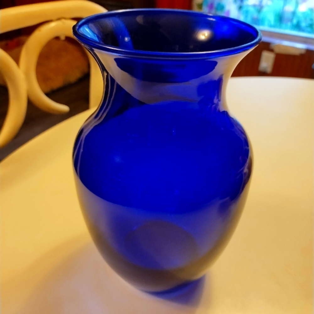 Vintage Anchor Hocking Glass Cobalt Blue 8" Tall Flared Urn Style Flower Vase.